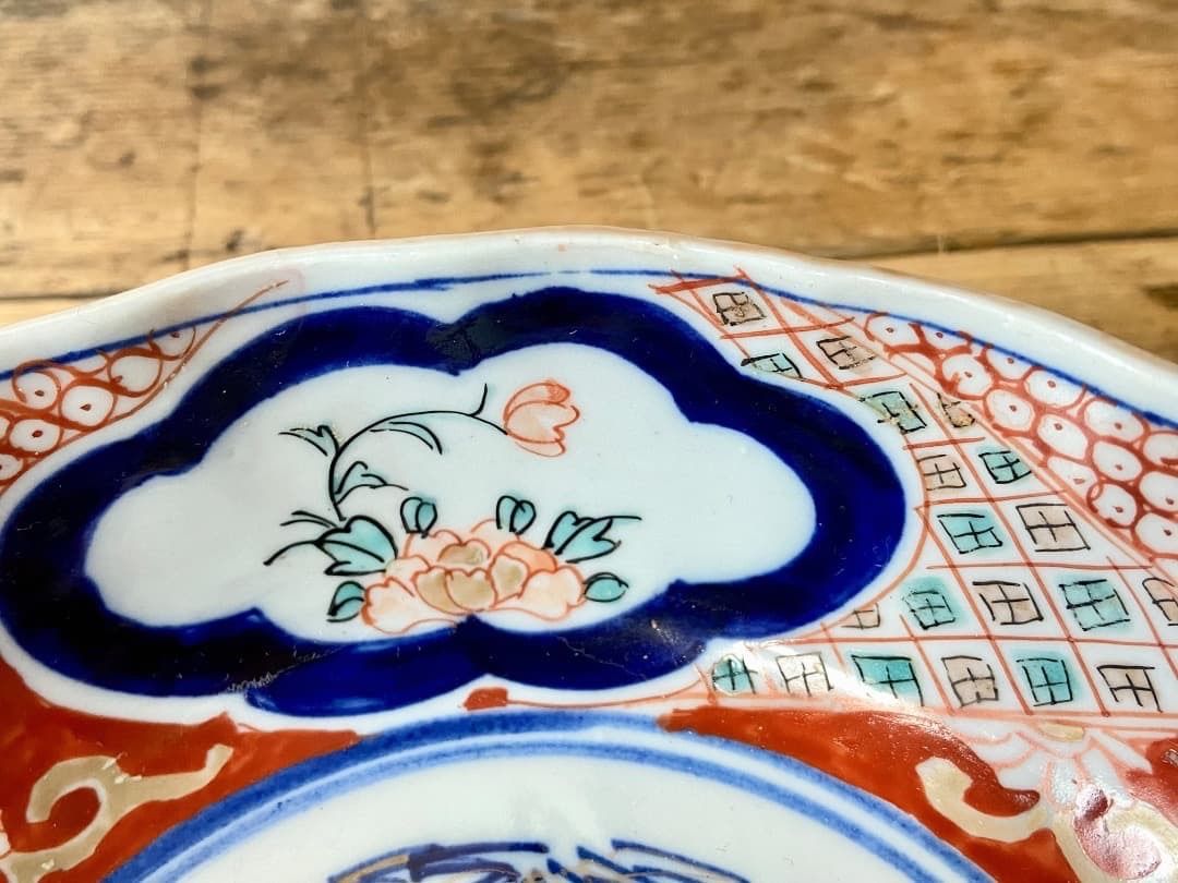 能登蔵出し 時代 伊万里 色絵金彩 銘有 花窓絵図 大膾皿 直径17.5cm 能登蔵出し 時代 伊万里 色絵金彩 銘有 花窓絵図 大膾皿 直径17.5cm