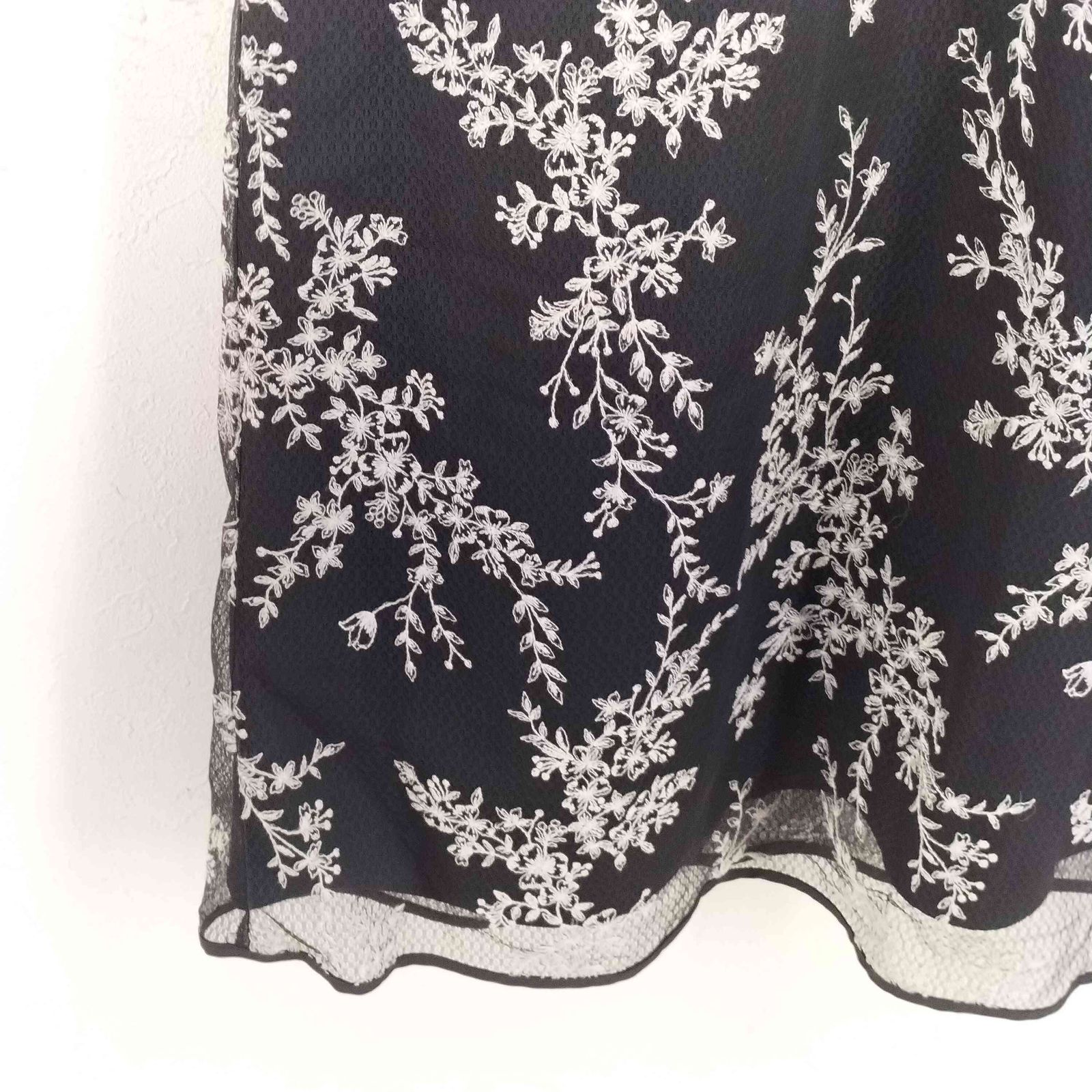 フラワーエンブロイダリーワンピース