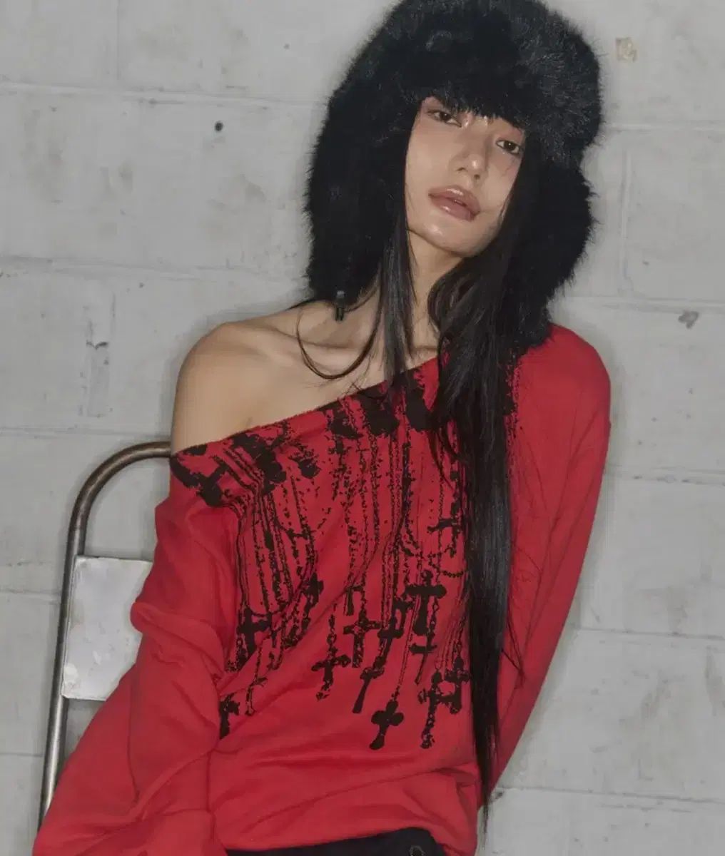 ファンシークラブ ネックレース 片方オフショルダー スウェットシャツ