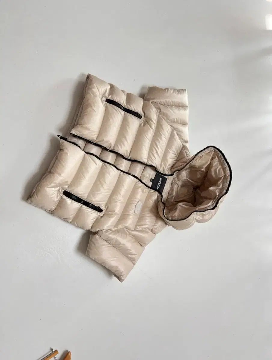 デュベティカ サダメリック ハーフ フード ダウン ジャケット