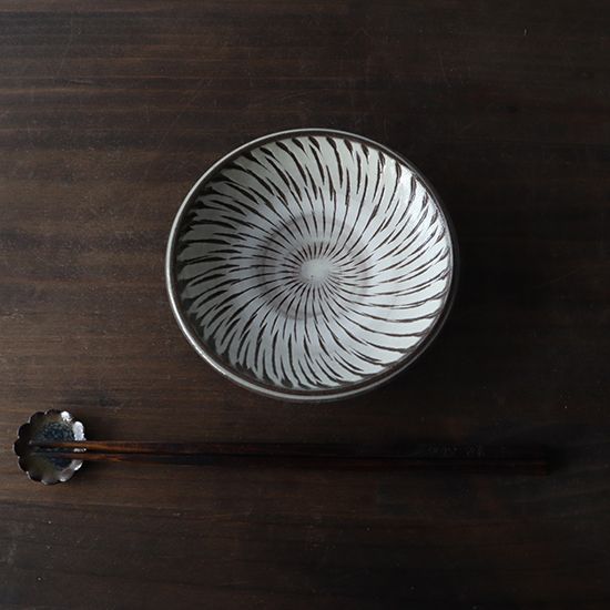 四寸皿 飛鉋 白 坂本工窯 小鹿田焼 約φ12.5×3cm - メルカリ