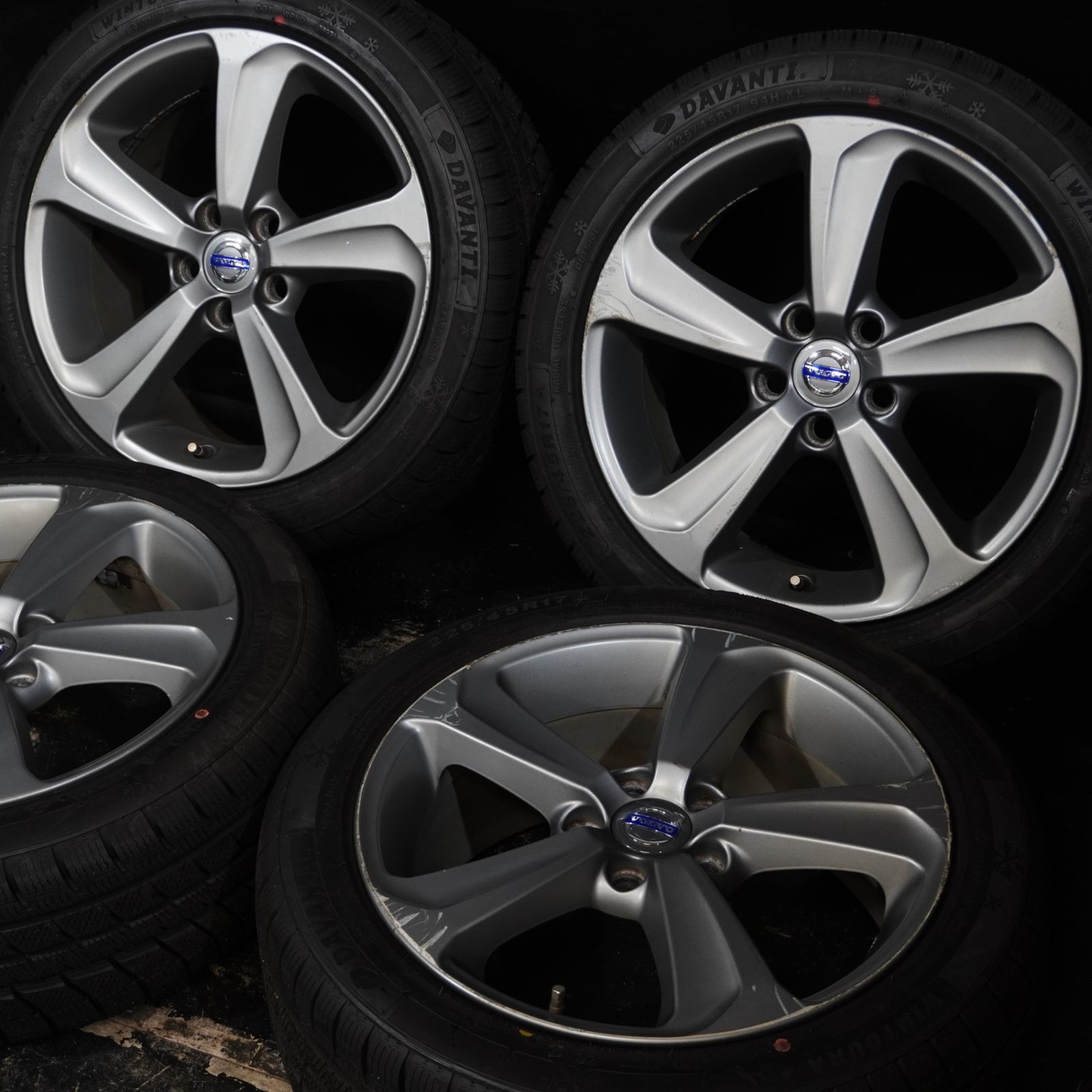 23年製 バリ山 DAVANTI | ボルボ V 40 225|45 R 17 7.5 J 52.5 108 5 H 4本 スタッドレス