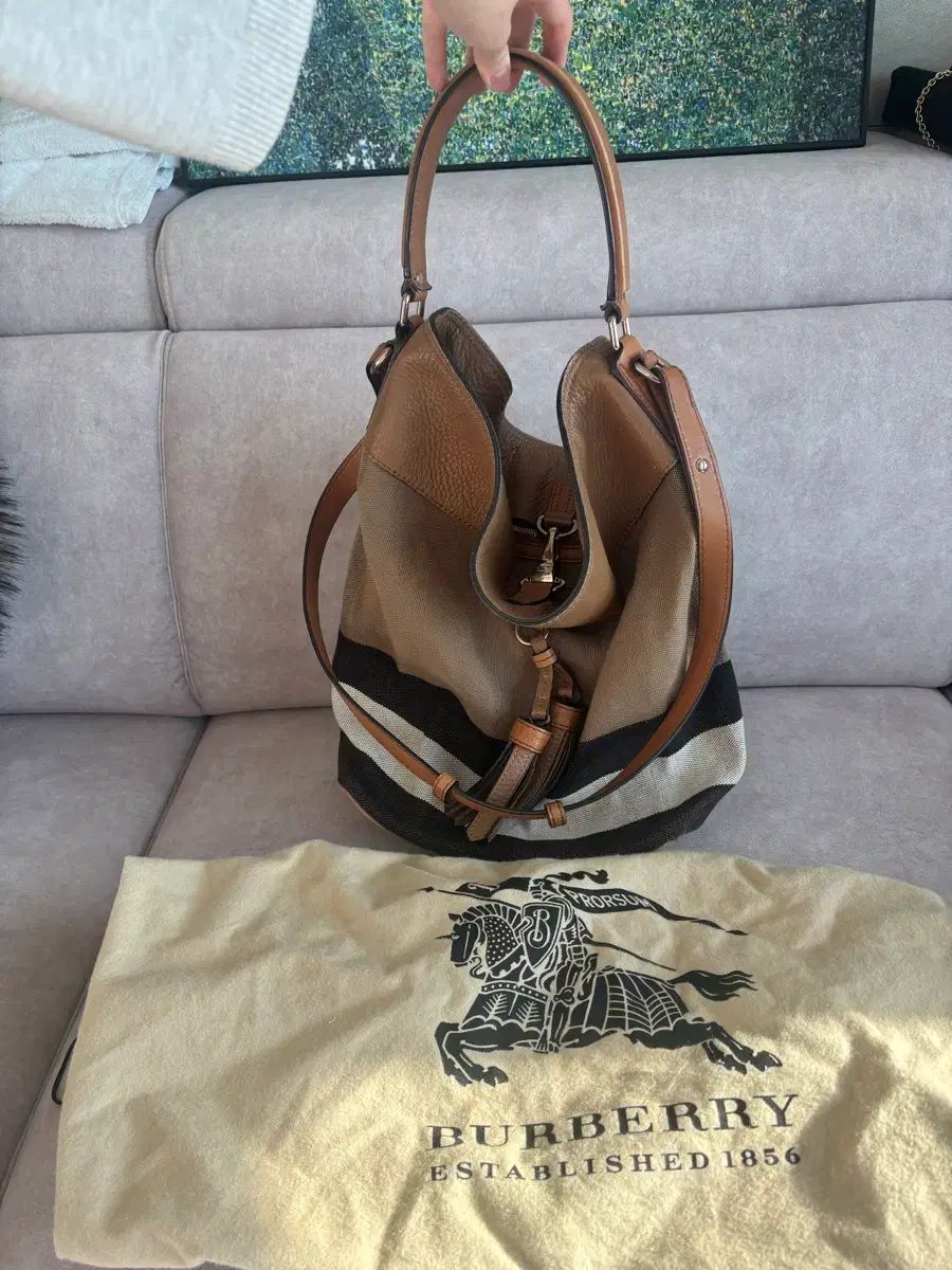 バーバリー HOBO BAG Mサイズ