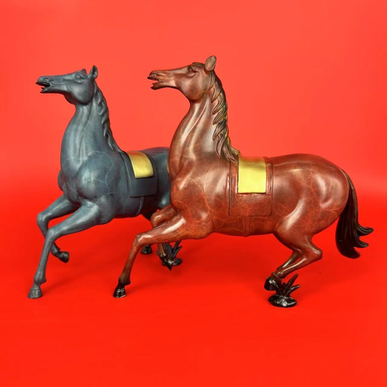 オブジェ 置物 うま ウマ 馬 青 赤 2種類 インテリア リビング ダイニング 玄関 寝室 装飾 オーナメント プレゼント ギフト オシャレ 可愛い 癒しグッズ 感 棚装飾
