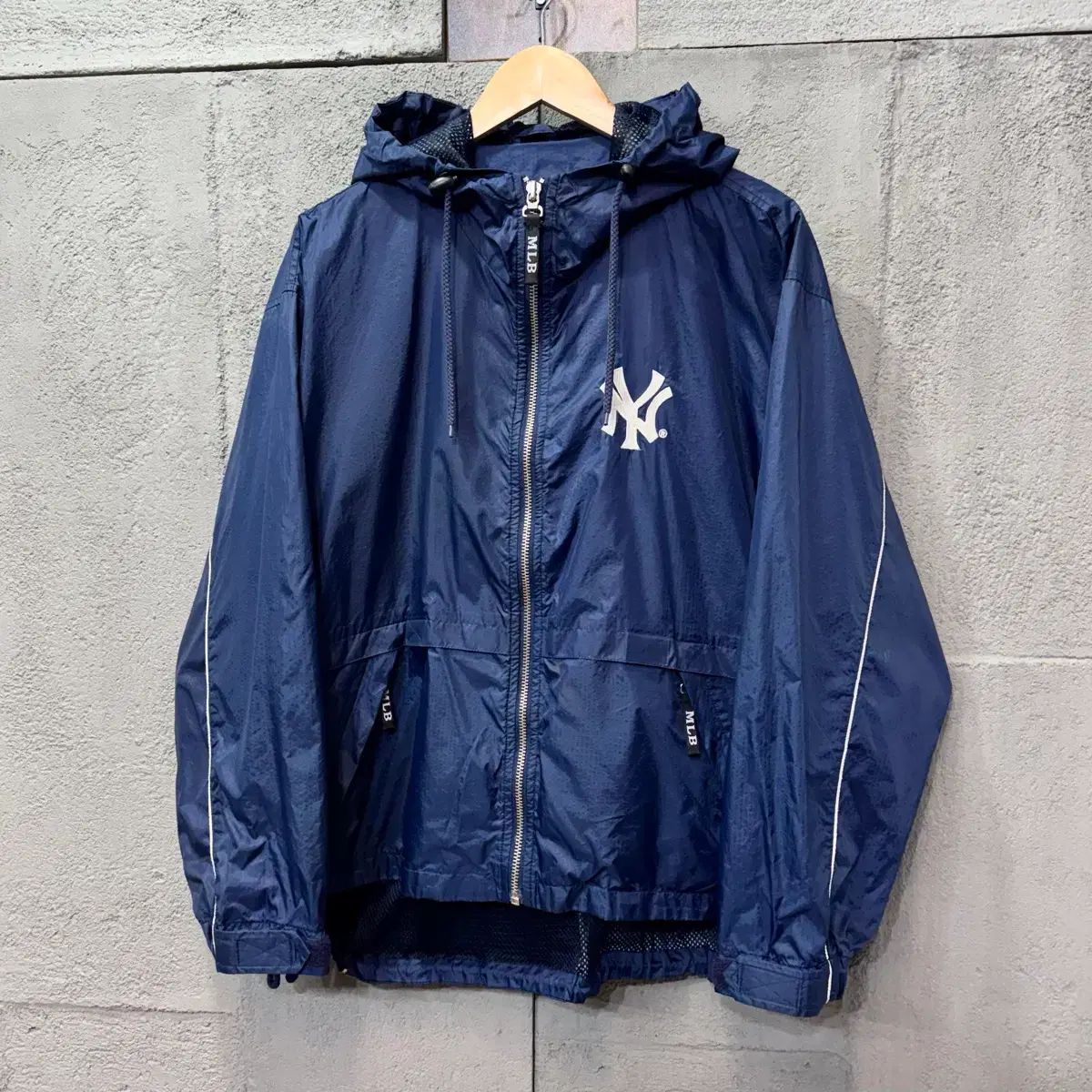 XL CAMPARI ニューヨーク ヤンキース フード ウィンドブレーカー