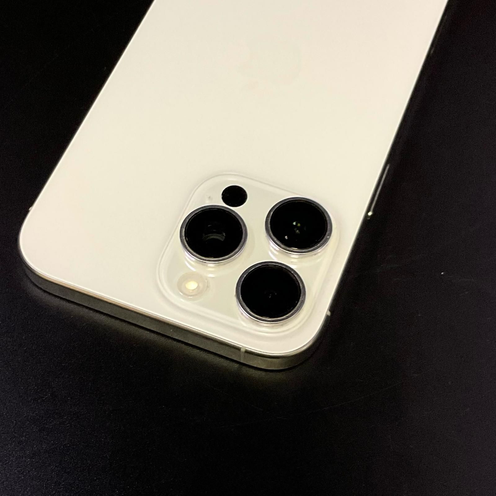 最速発送】 iPhone 16 Pro Max 1TB ホワイトチタニウム au【難有】 93