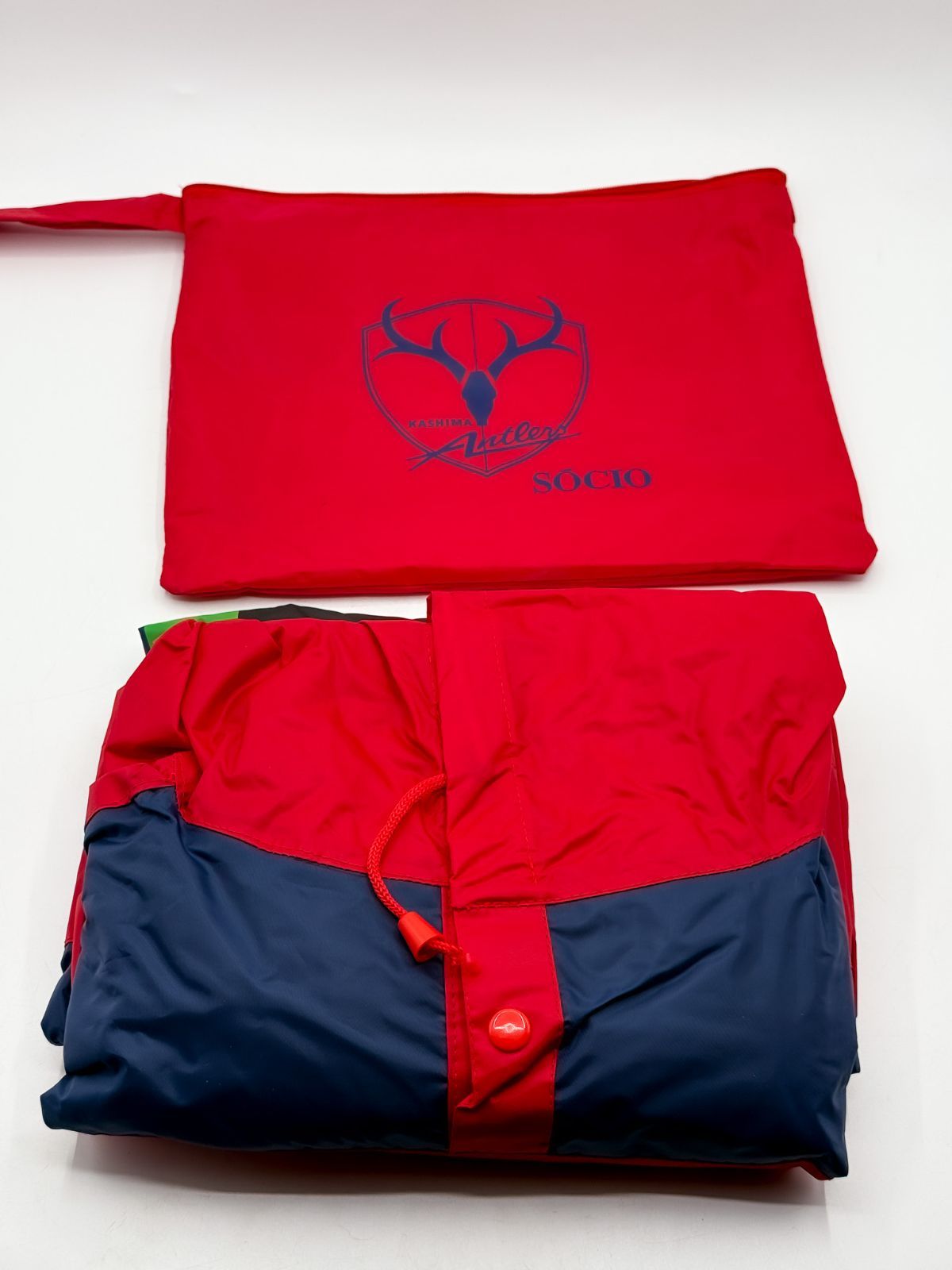 ①鹿島アントラーズ 公式 ポンチョ レインウェア 赤 ネイビー SOCIO
