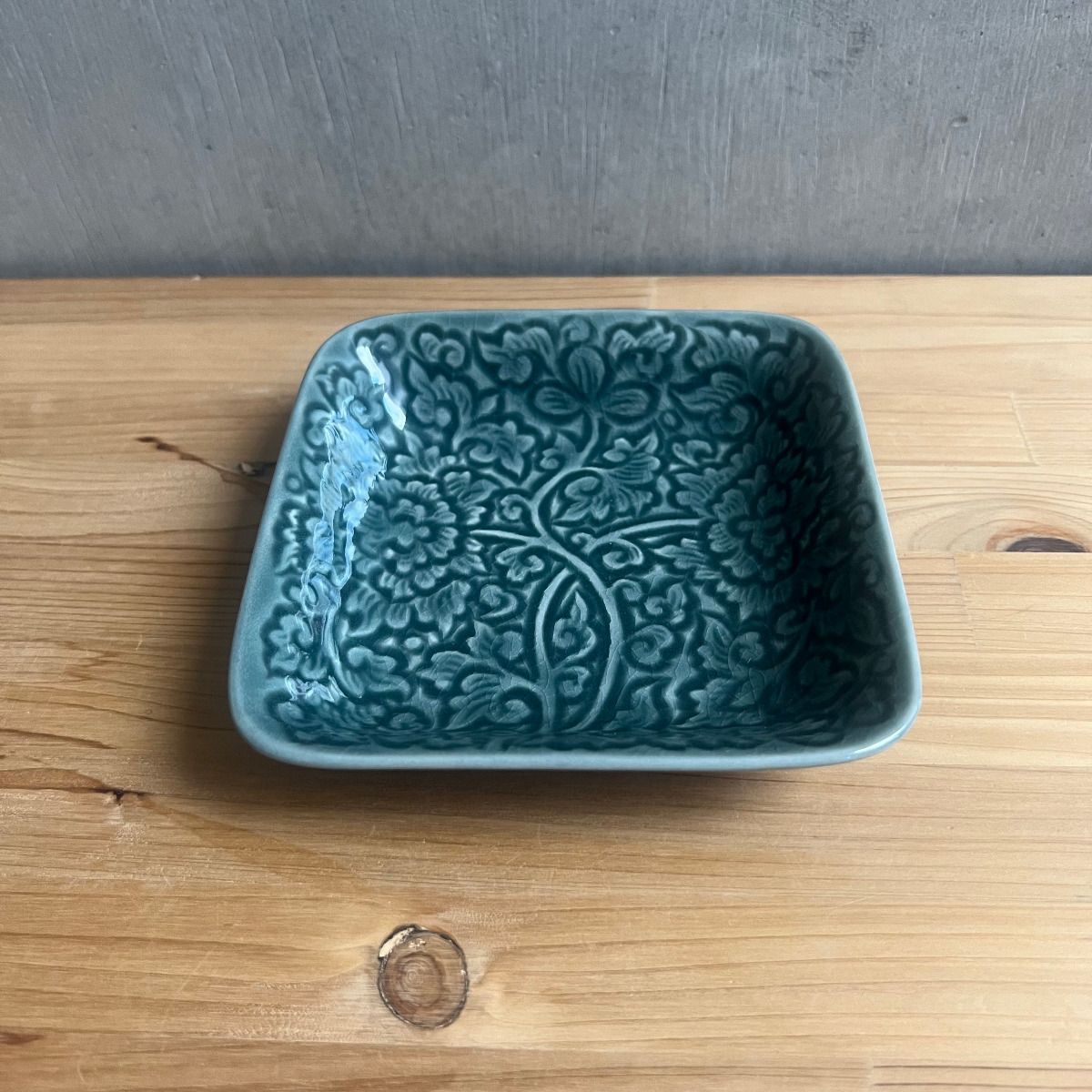 タイ・セラドン焼 草花紋 スクエア小鉢 12.5cm Laicela Celadon 角皿