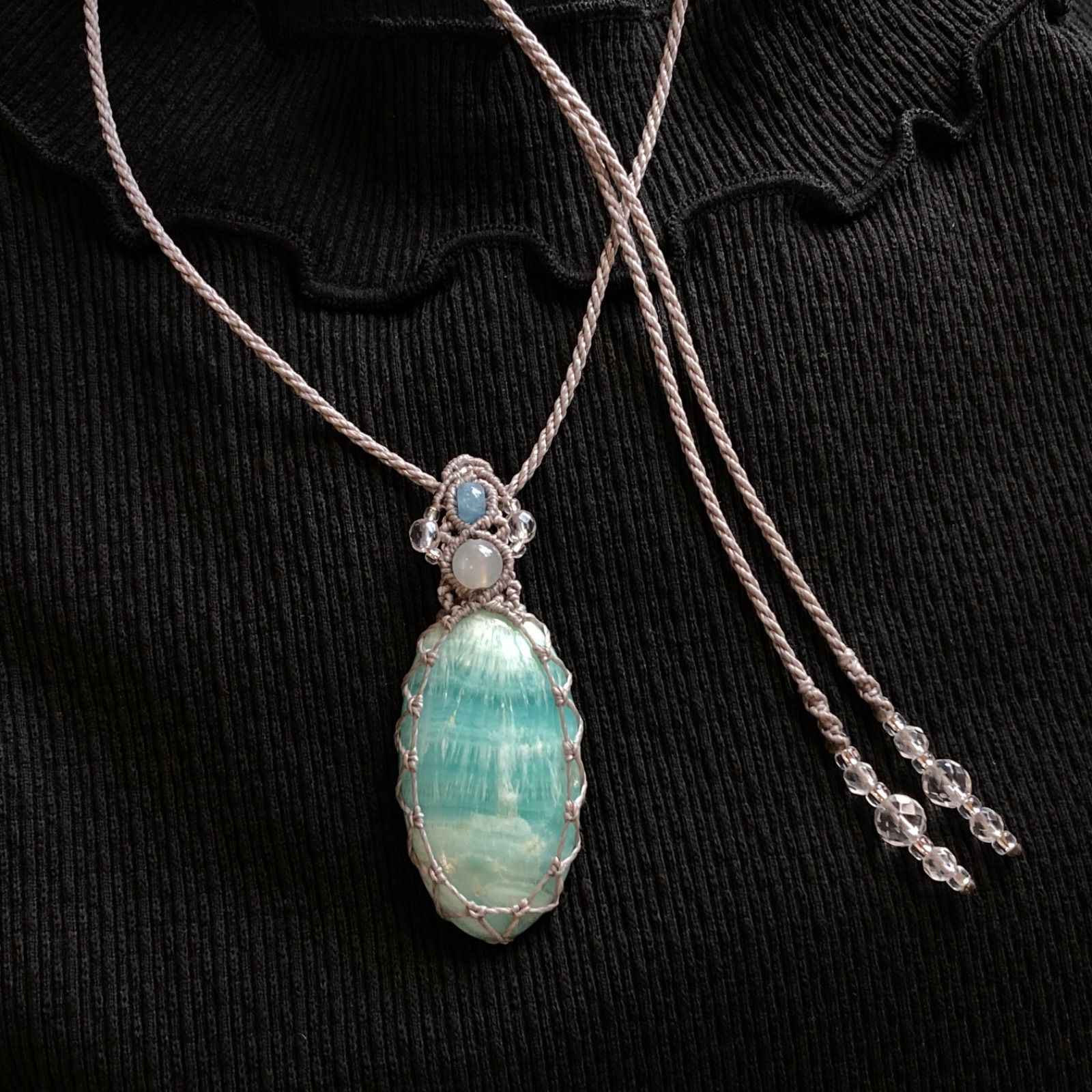 『深奏貴』ブルーハックマナイトのマクラメペンダントネックレス 深奏貴』ブルーハックマナイトのマクラメペンダントネックレス