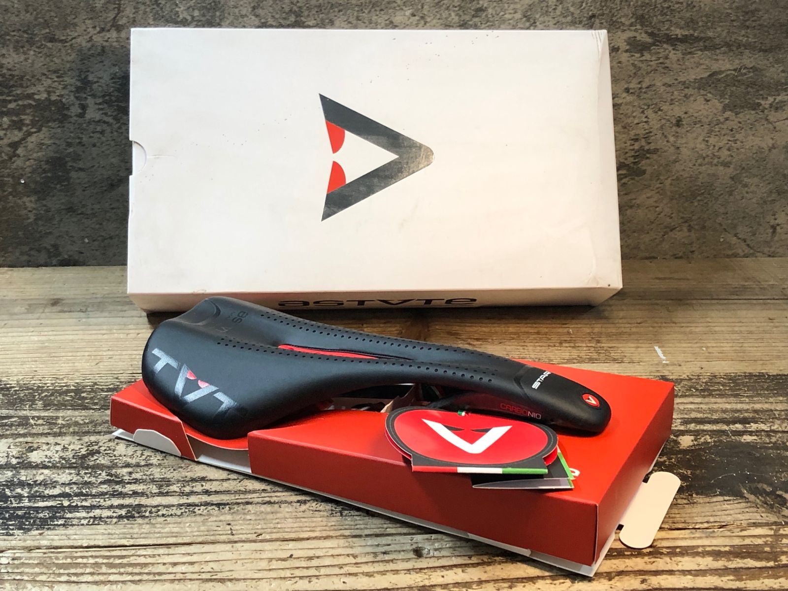 JR 437 アスチュート ASTVTE STARLITE CARBON サドル 黒赤 カーボンレール