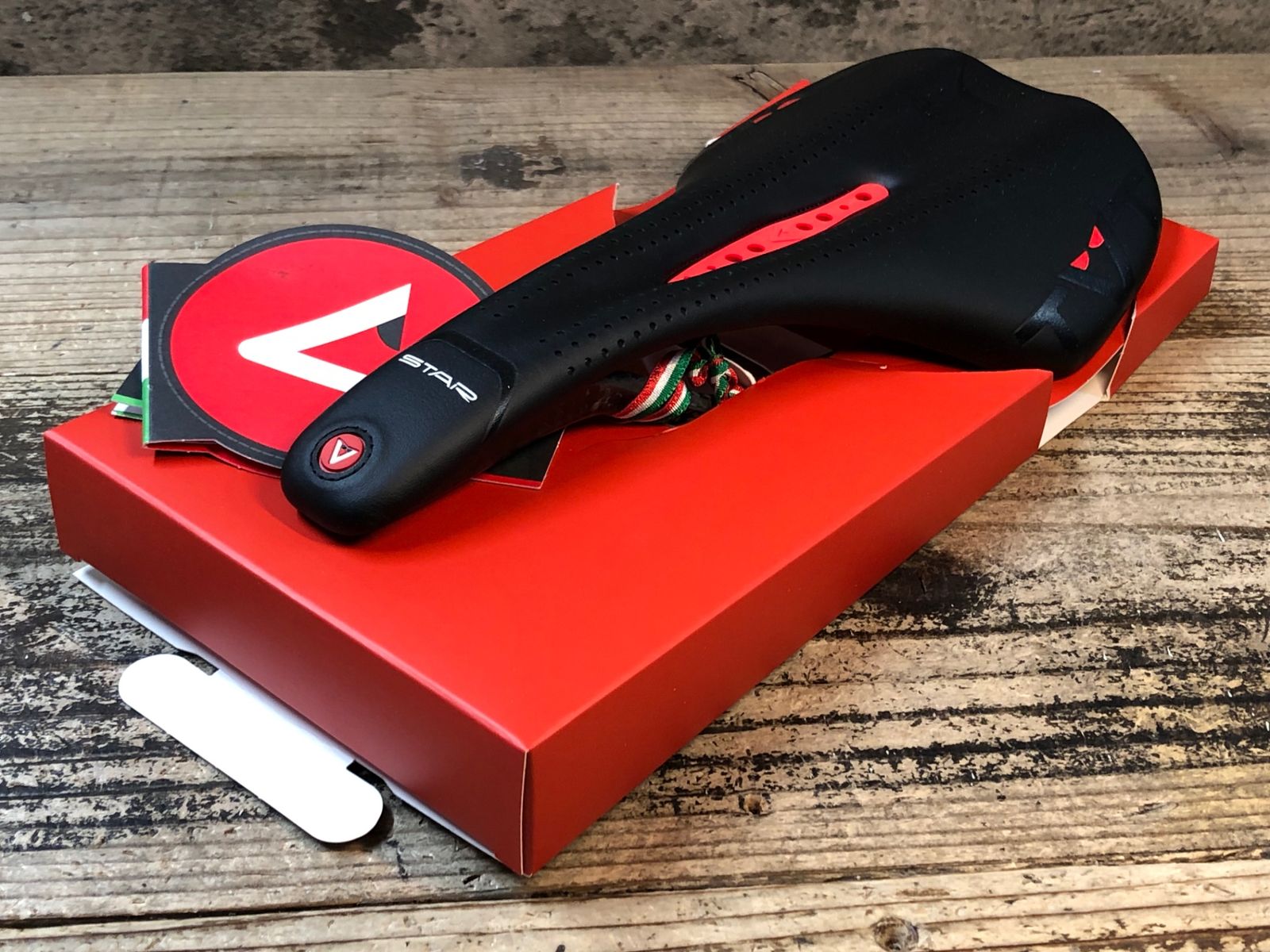 STAR サドル 黒/赤 エアロダイナミック STARBK エアロダイナミックサドル - メルカリ