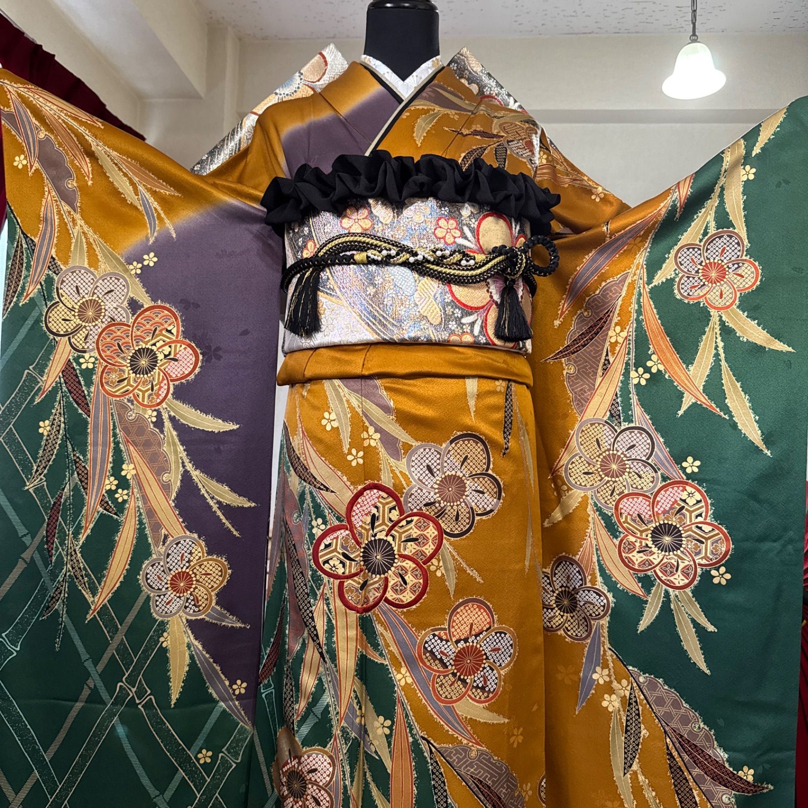 豪華振袖セット(4点)・袋帯・半衿・帯揚げ・古典柄・金駒刺繍・刺繍