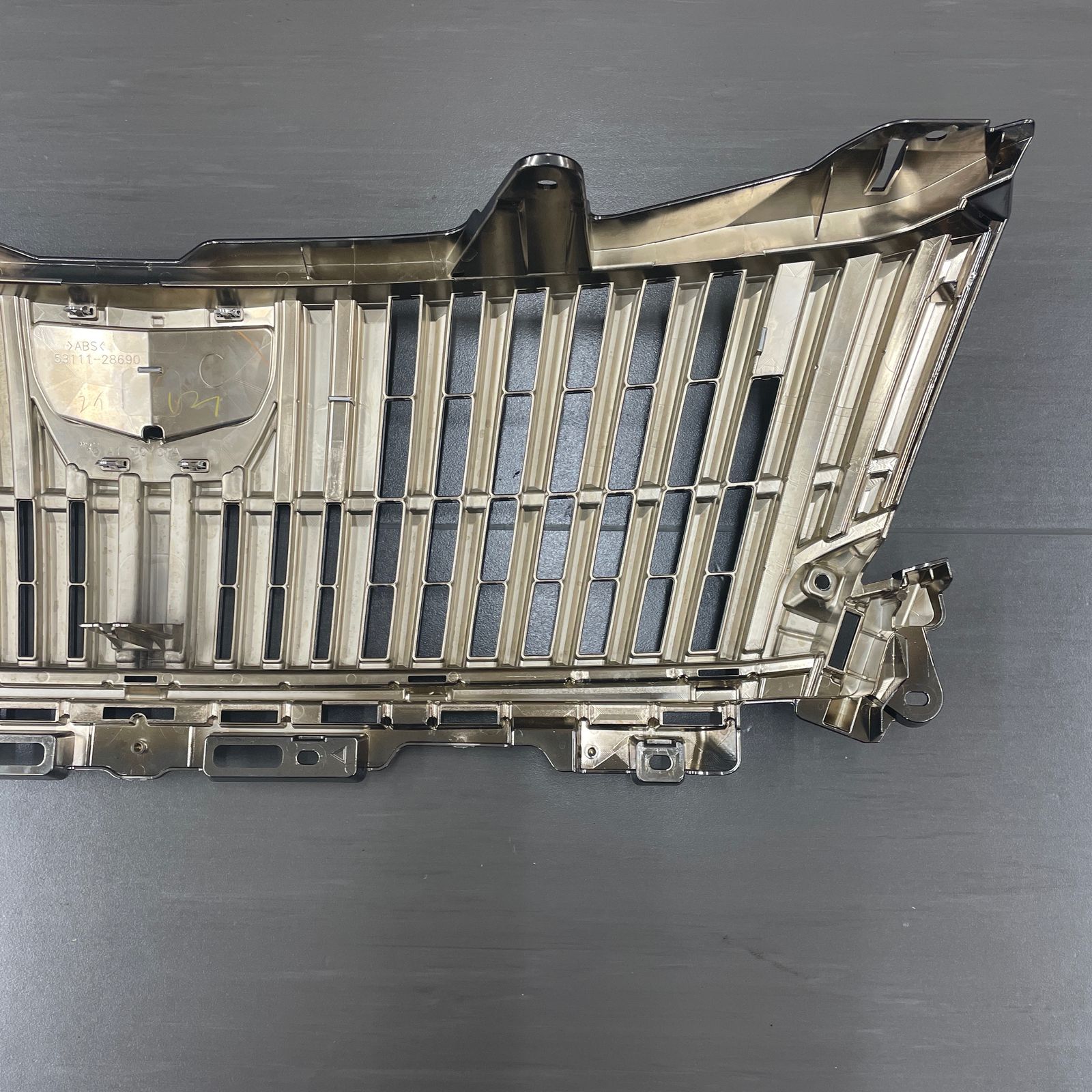 トヨタ エスクァイア 純正フロントグリル - メルカリ