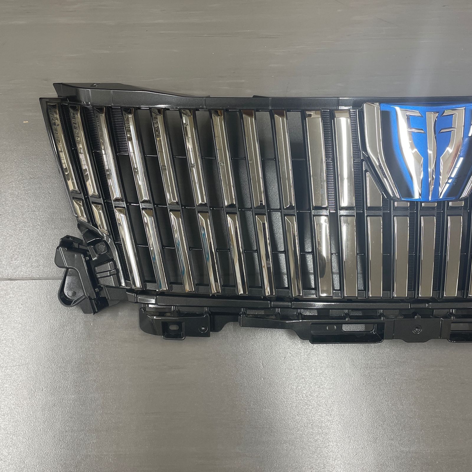 トヨタ エスクァイア 純正フロントグリル - メルカリ