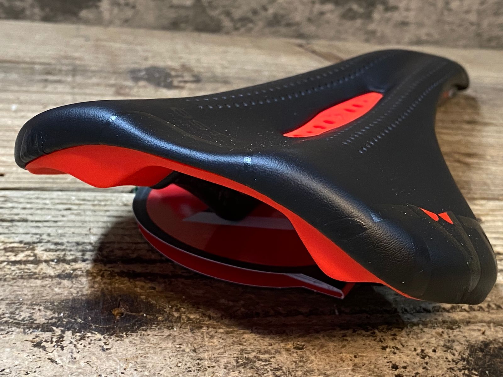 JR435 アスチュート ASTVTE STARLITE CARBON サドル 黒赤 カーボン