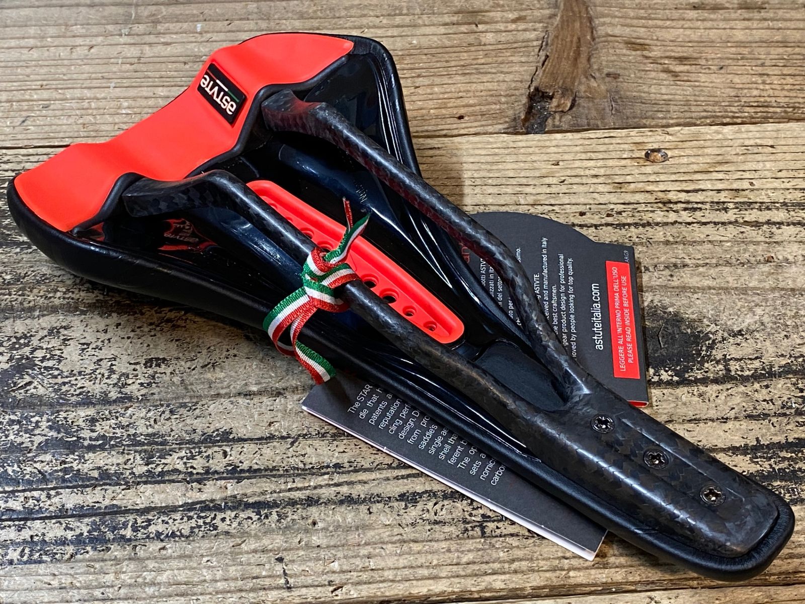 JR435 アスチュート ASTVTE STARLITE CARBON サドル 黒赤 カーボン