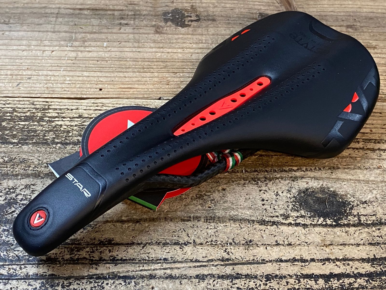 JR435 アスチュート ASTVTE STARLITE CARBON サドル 黒赤 カーボン