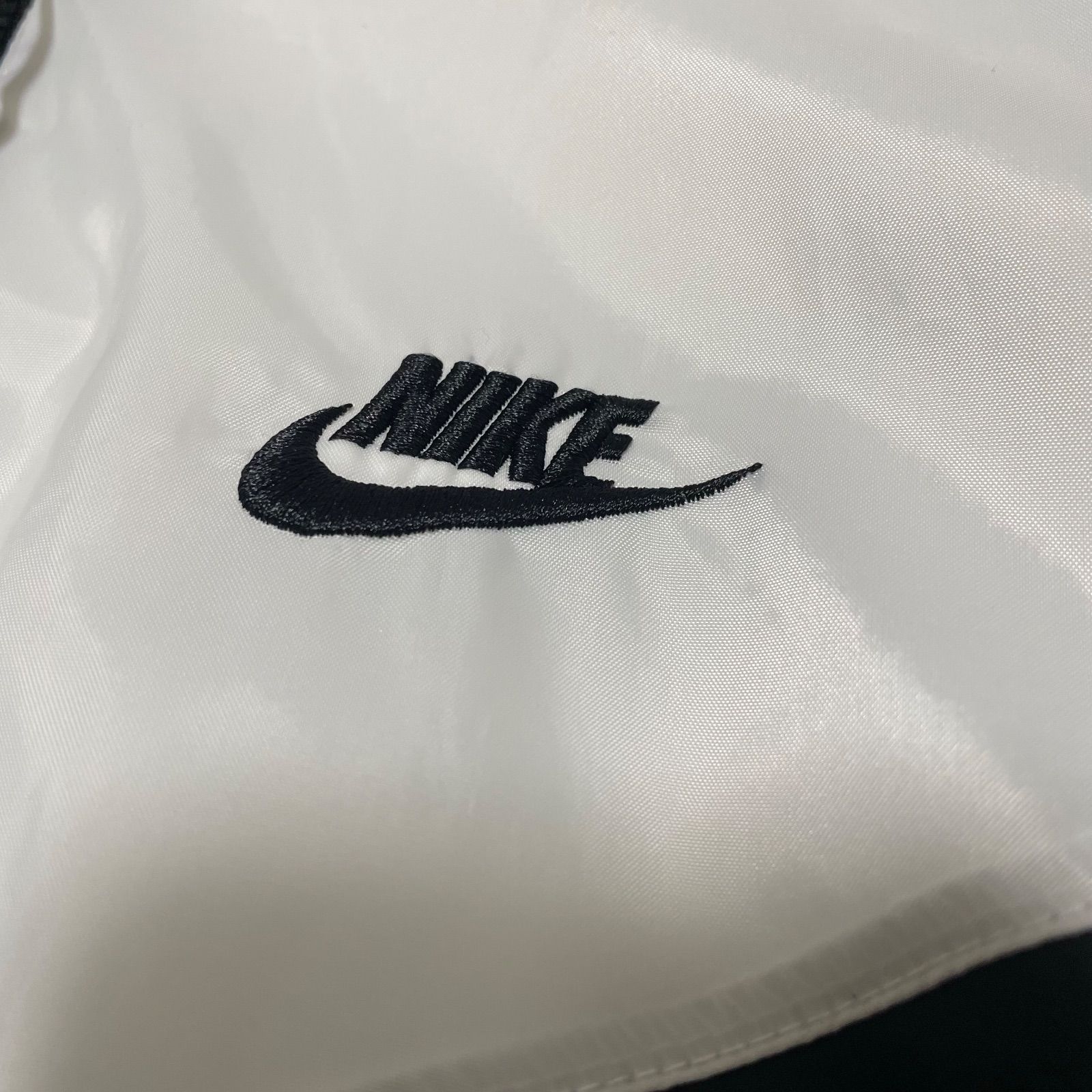 NIKE ナイロンジャケット ビッグスウッシュ 刺繍ロゴ XL 背面