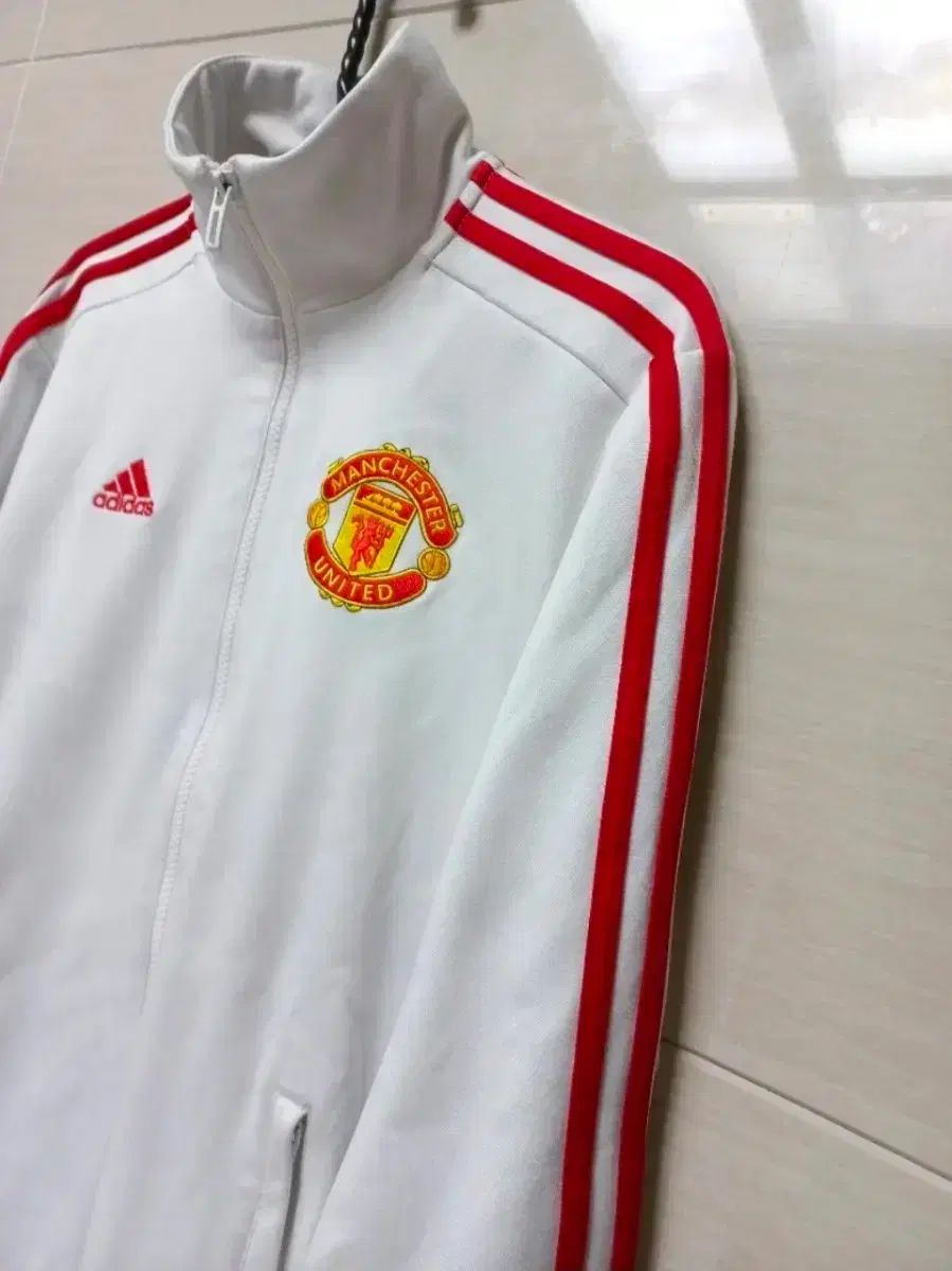 アディダス レア 必須アイテム MANCHESTER UNITED FC 白赤 白 ジップアップジャージ ジャージ ジップアップジャージ 95/M