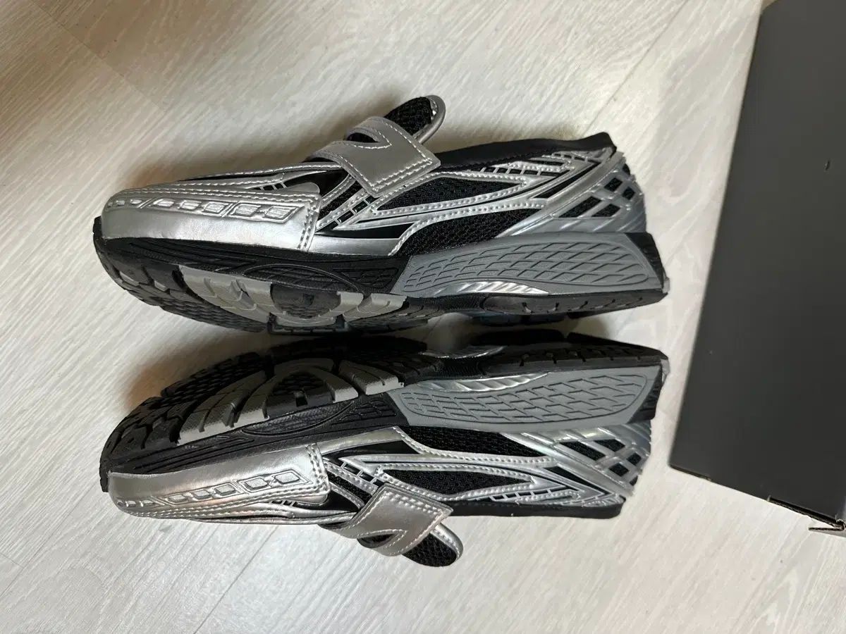 シルバー|ブラック スニーカー