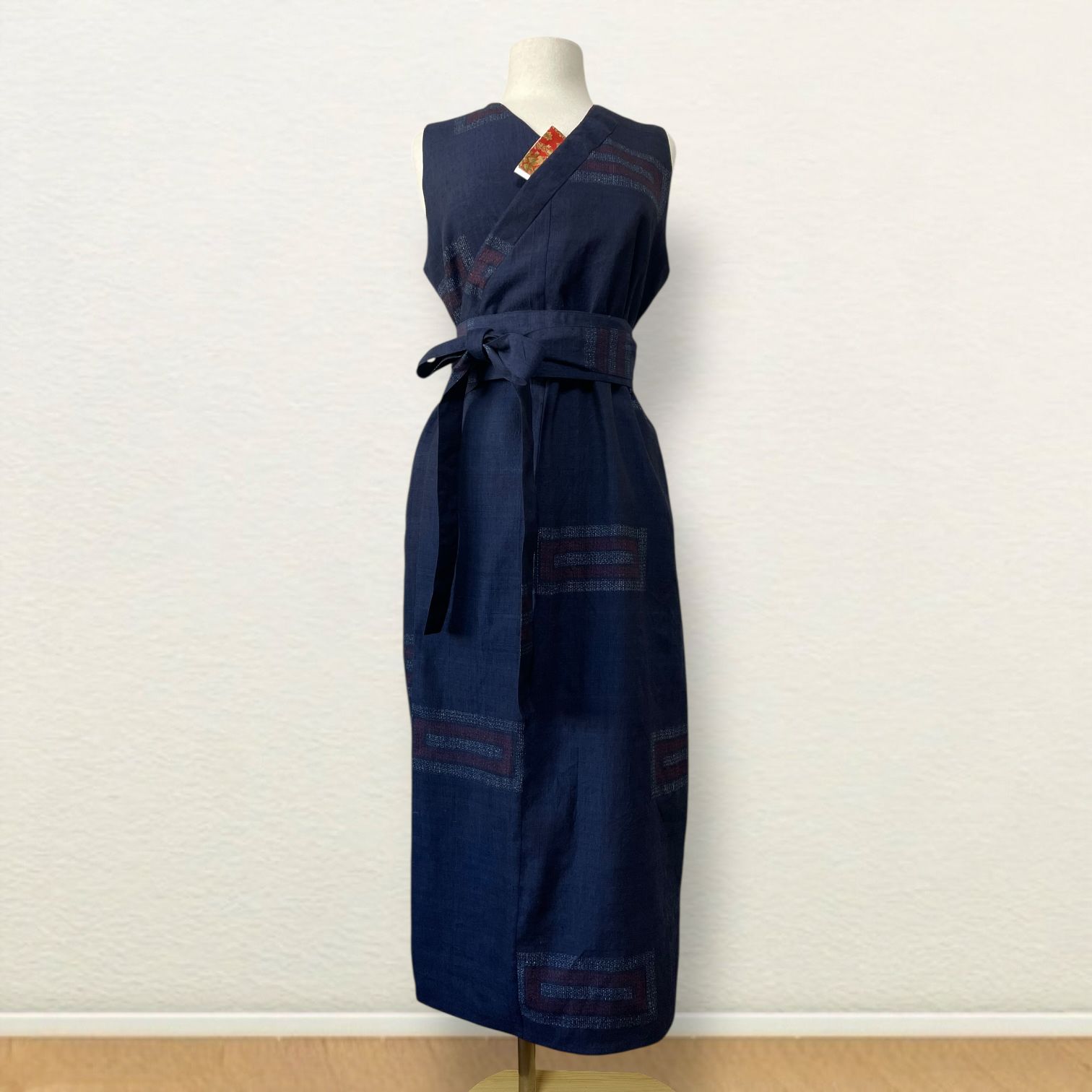 ４WAY ︎本場結城紬 Kanataの茶道ドレス 大きめサイズ 濃紺に四角モチーフのお着物で作ったおしゃれな茶道お稽古着 逆勝手兼用 サッシュベルト 手提げ袋付き