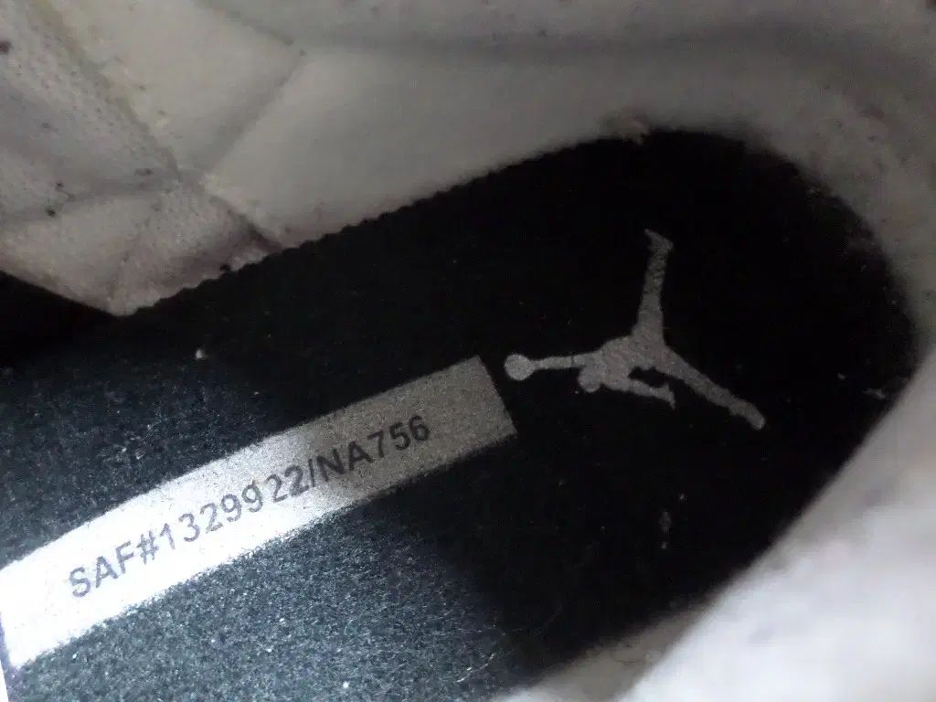 ウルフグレー スニーカー