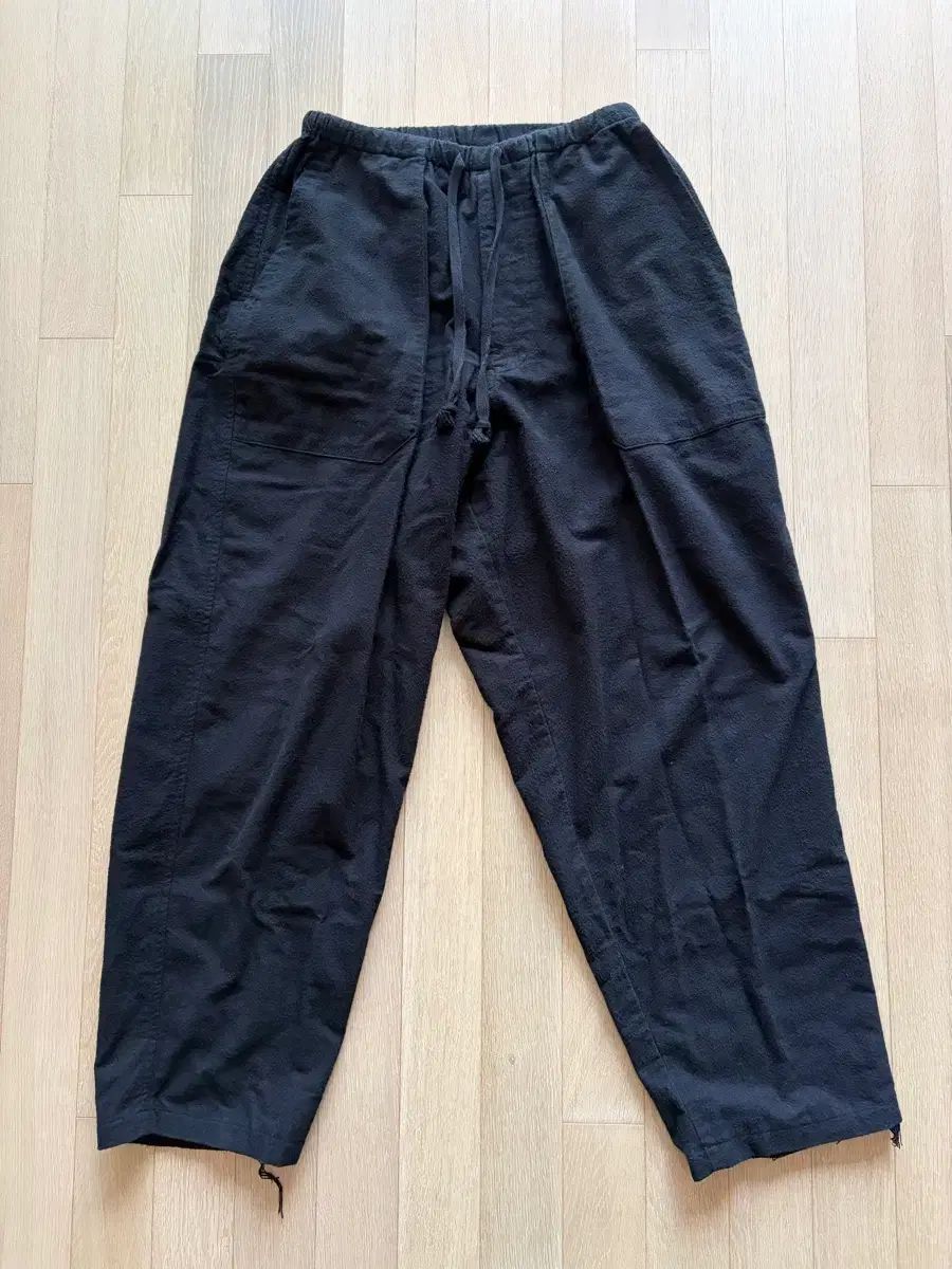 comoli 25 AW コットンネル テーパード パンツ