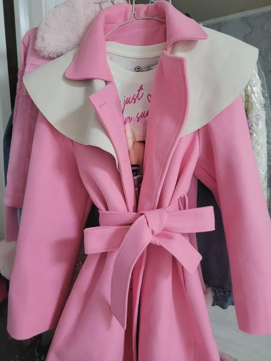 ピンク色ベルトコート ビック襟 POINT