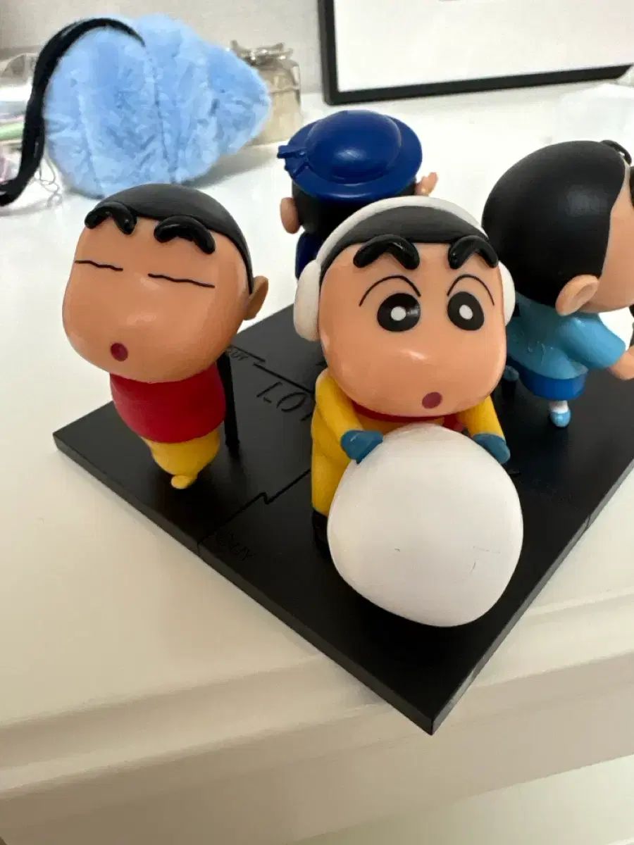 クレヨンしんちゃん ロッテリア コラボ フィギュア 4種 - メルカリ