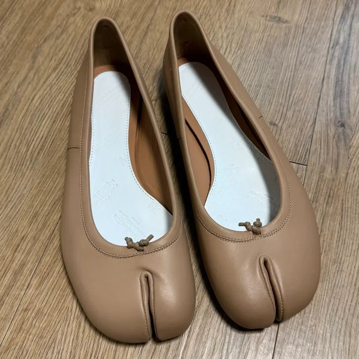 メゾンマルジェラ 足袋 フラット ベージュ