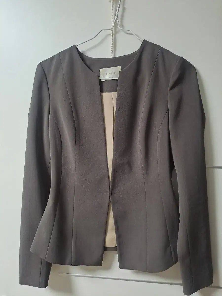 EUNE 으네ドレス ノーカラージャケット カーキ