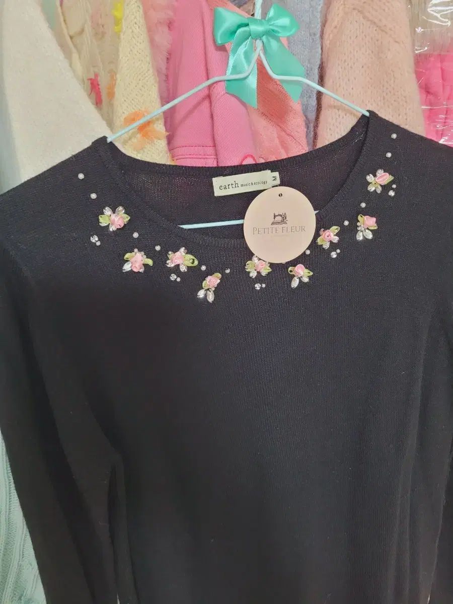 USミュウミュージックアンドエコロジー フラワー 装飾 ニット ブラック