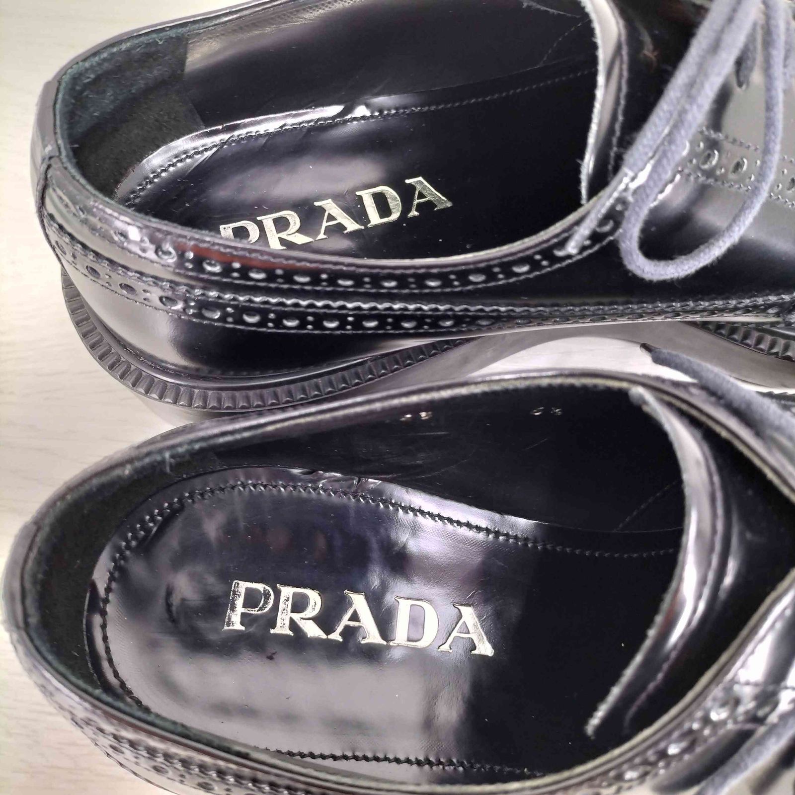 プラダ PRADA メダリオン ウイングチップ カーフダービーシューズ