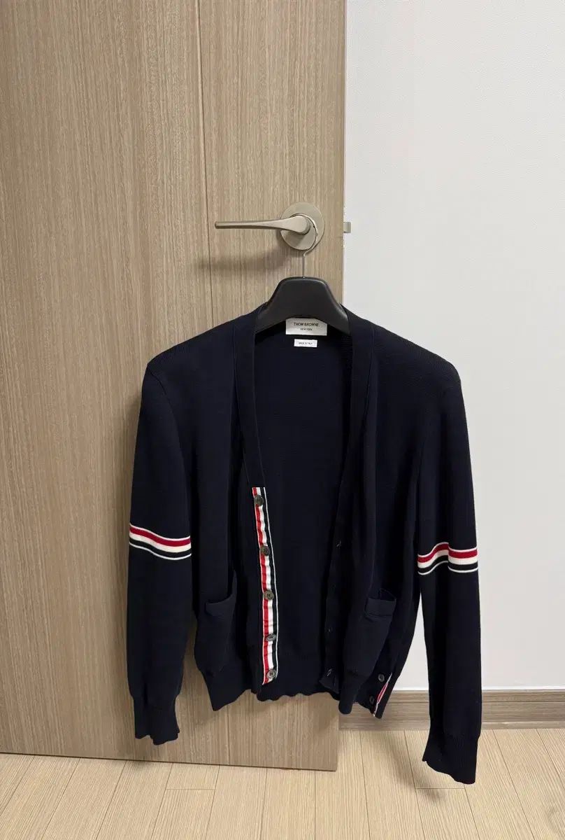 トム ブラウン ミラノステッチ アームバンド カーディガン