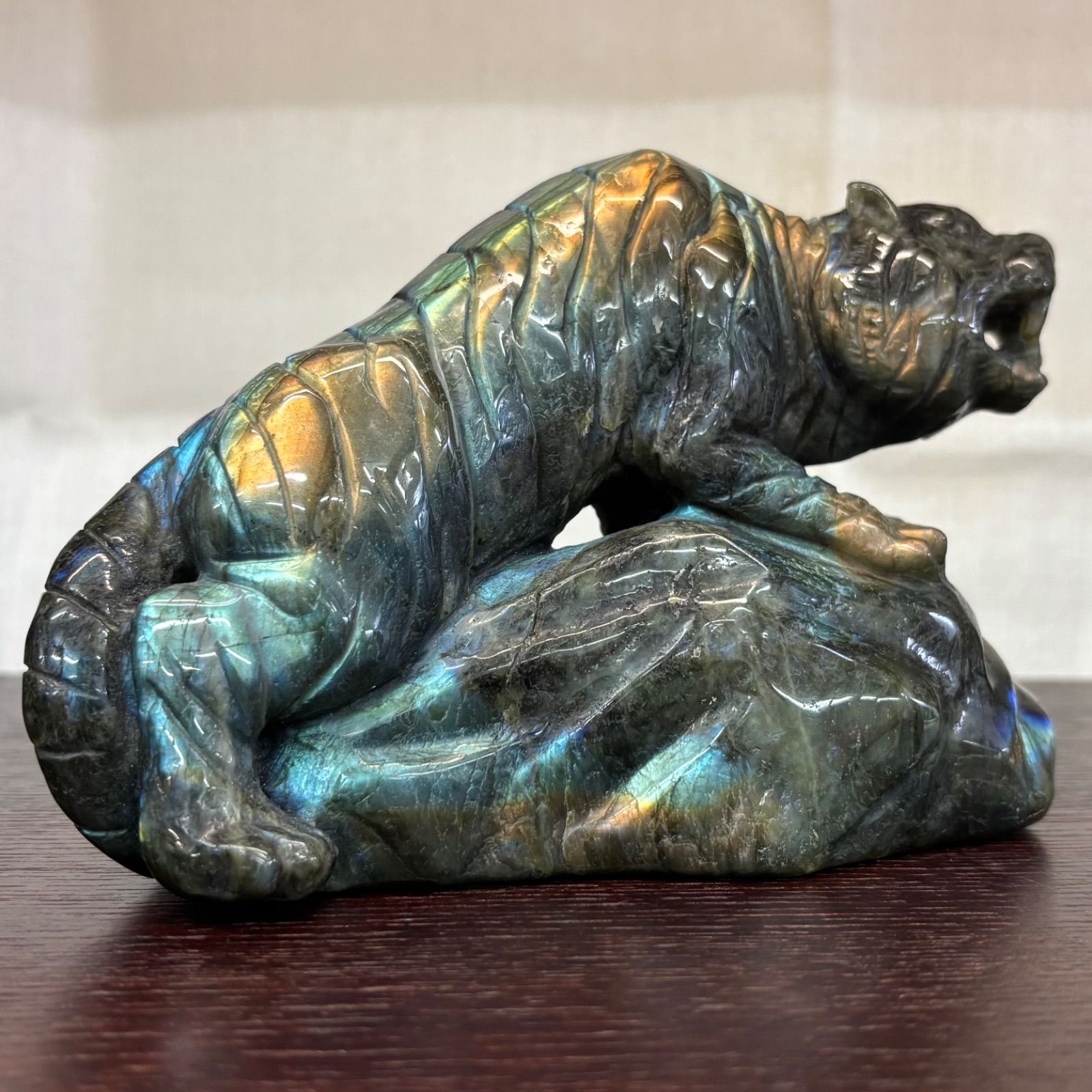 虎 ラブラドライト 置物 オブジェ 天然石 パワーストーン カービング