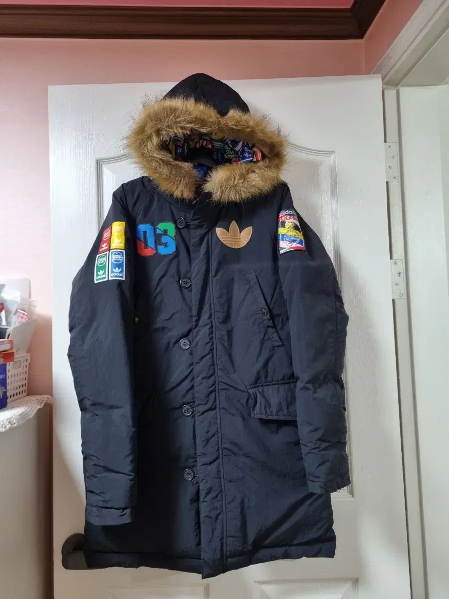 アディダス パッチ ダウンジャケット ロング丈