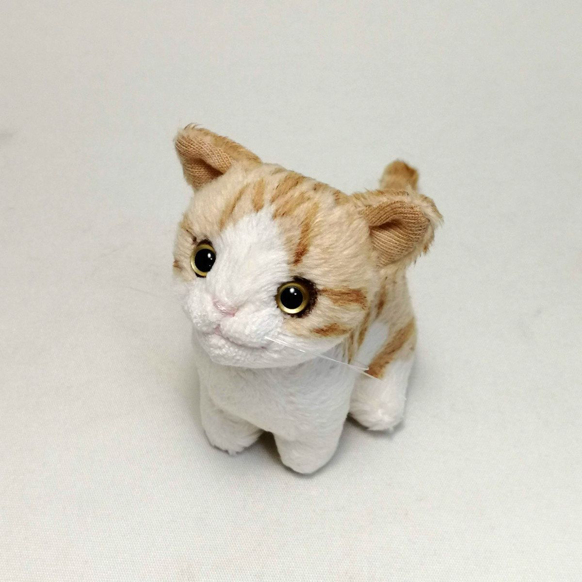 小さな茶トラ白猫ぬいぐるみ