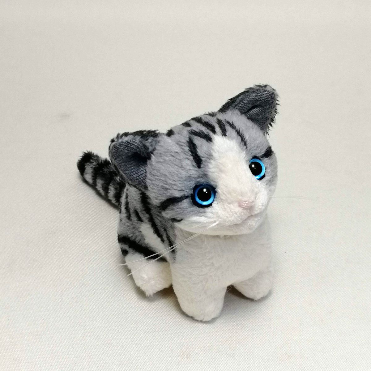 小さなサバトラ白猫ぬいぐるみ ちびにゃサバトラ白 ブルーアイ ハンドメイド