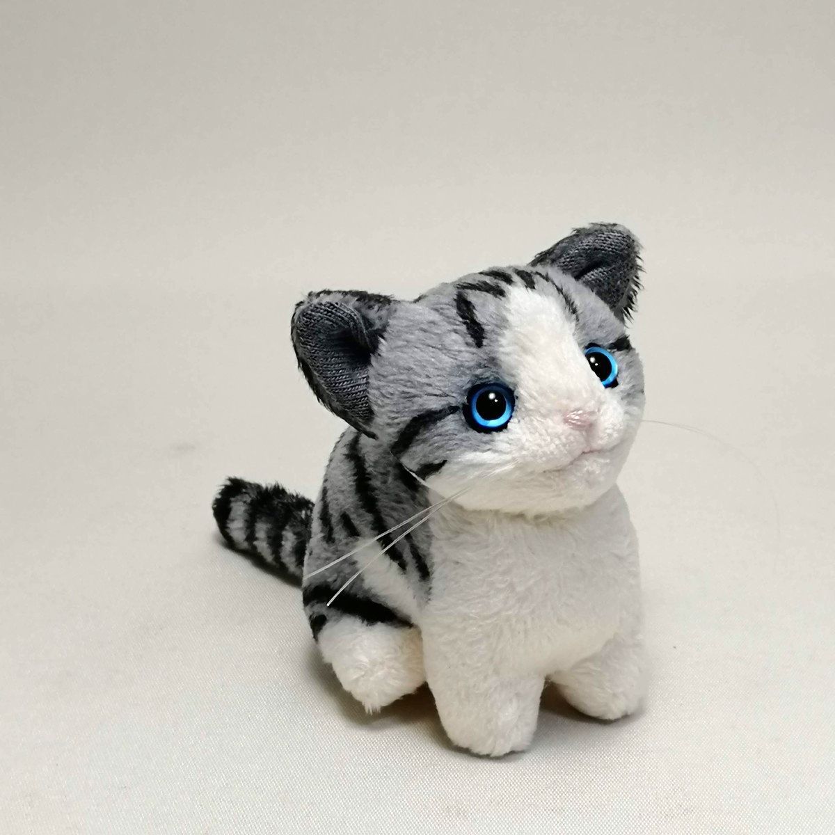 小さなサバトラ白猫ぬいぐるみ ちびにゃサバトラ白 ブルーアイ ハンドメイド