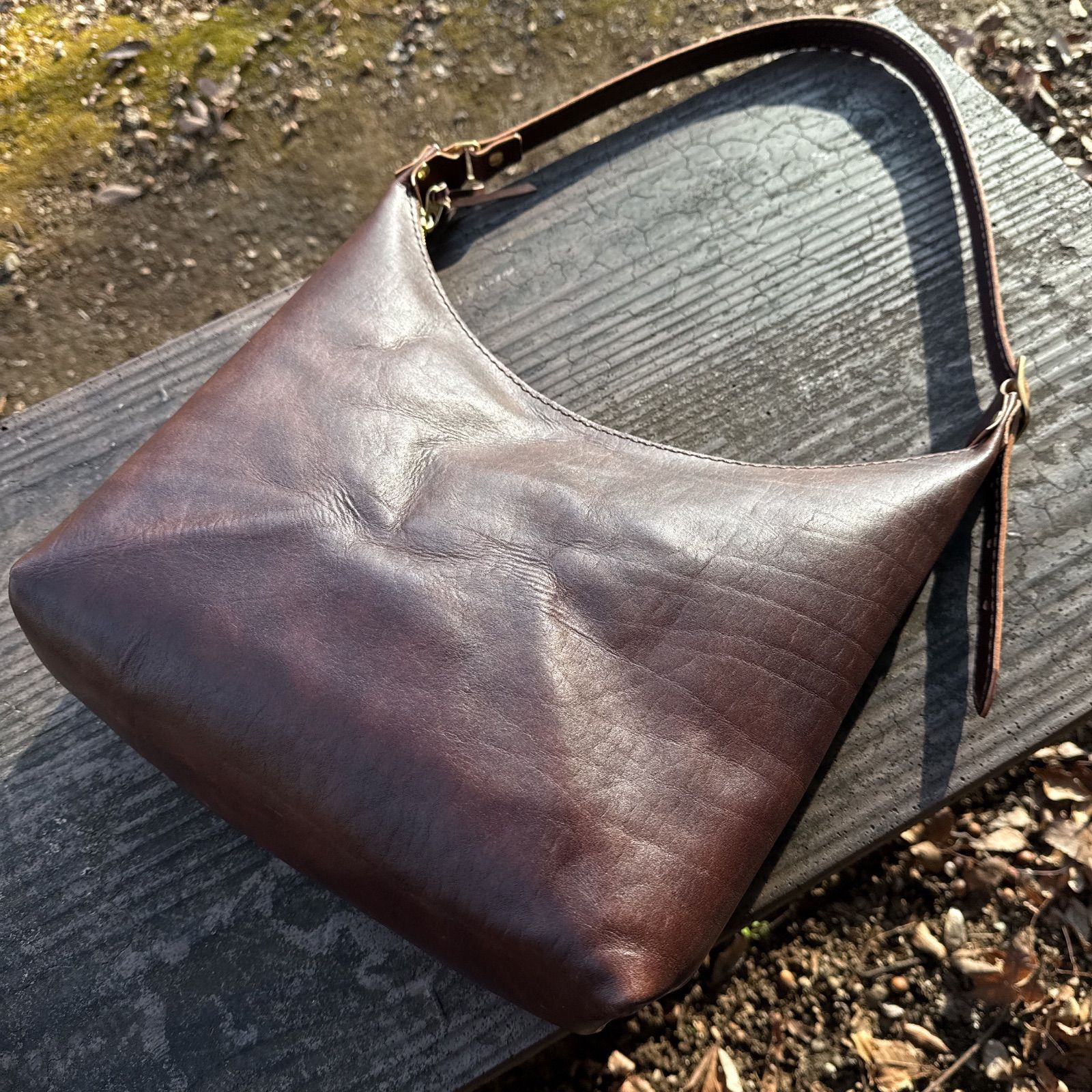 丘染め ハーフムーンショルダーバッグ 国産レザー ダークブラウン 上品に育つ本革バッグ レザーバッグ 経年変化 真鍮金具