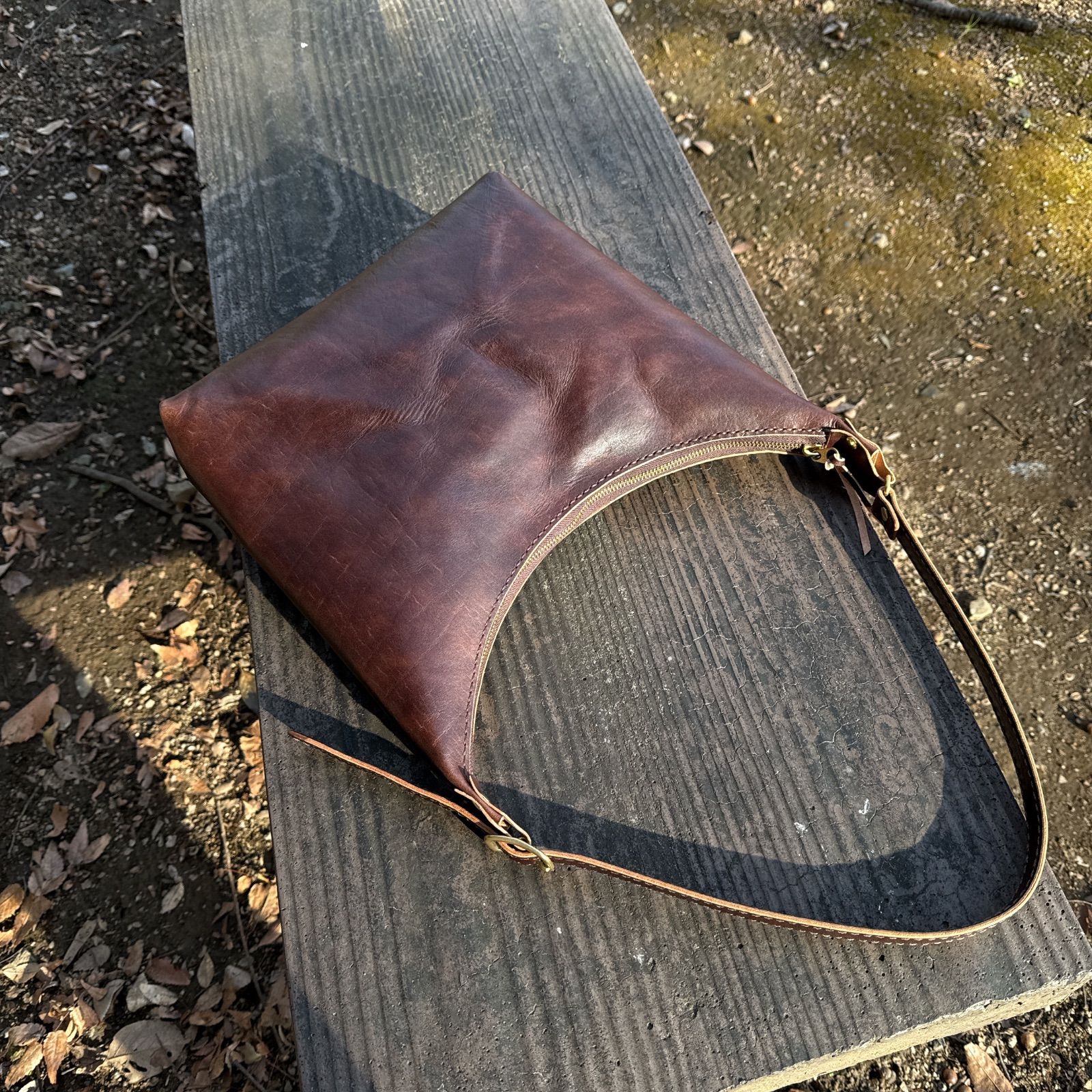 丘染め ハーフムーンショルダーバッグ 国産レザー ダークブラウン 上品に育つ本革バッグ レザーバッグ 経年変化 真鍮金具