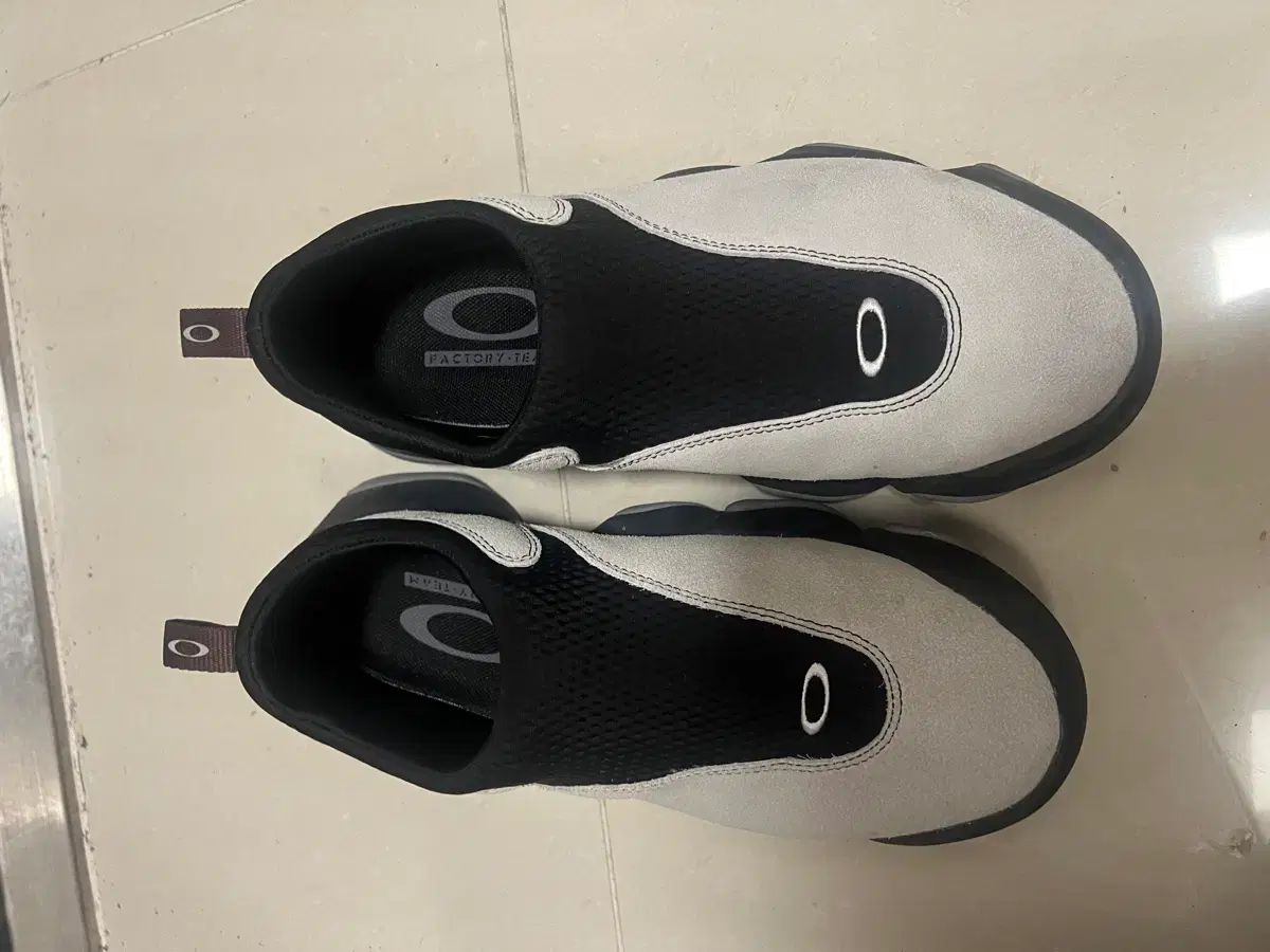 オークリー ファクトリー チーム フリートフット スニーカー グレー 275