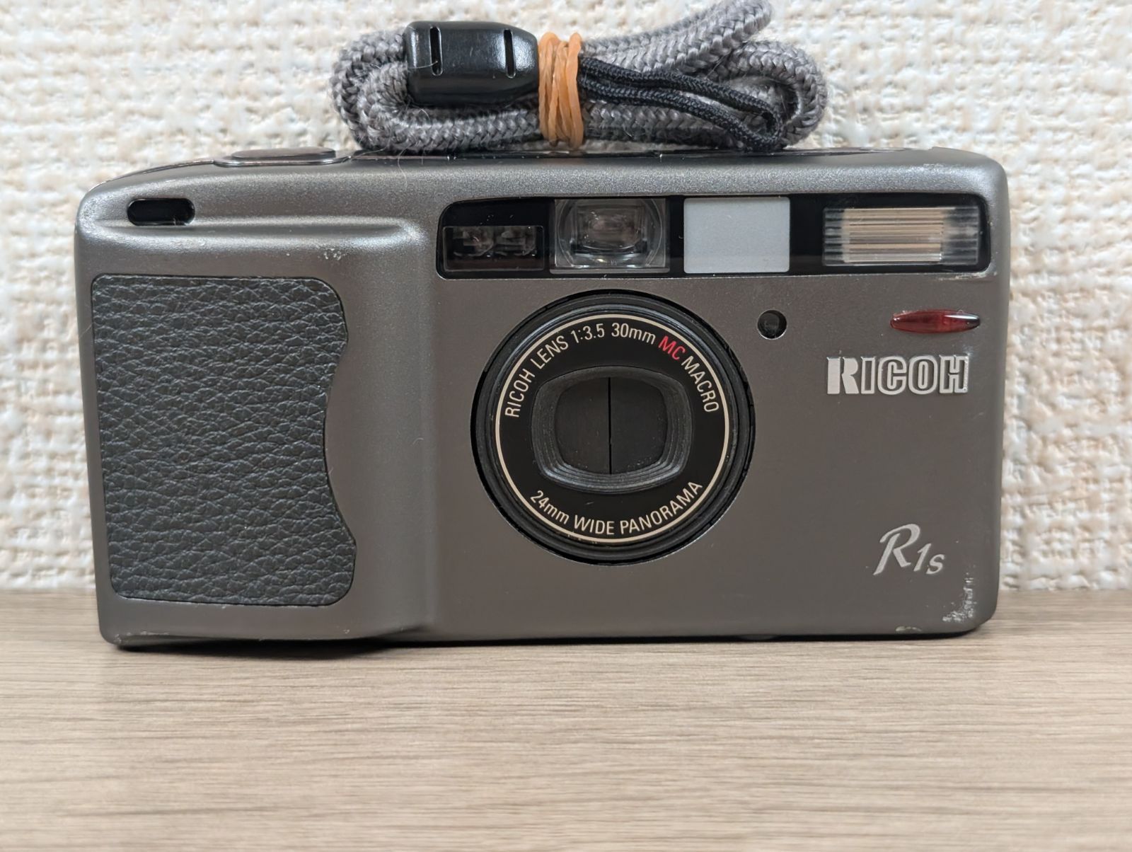 RICOH R 1 s チタニウムブラウン フィルムカメラ リコー 液晶表示OK コンデジ 30 mm F 3.5 パノラマ機能 スナップ 名機 コンパクトカメラ 銘玉 フィルムカメラ女子 エモい写真 RICOH-R