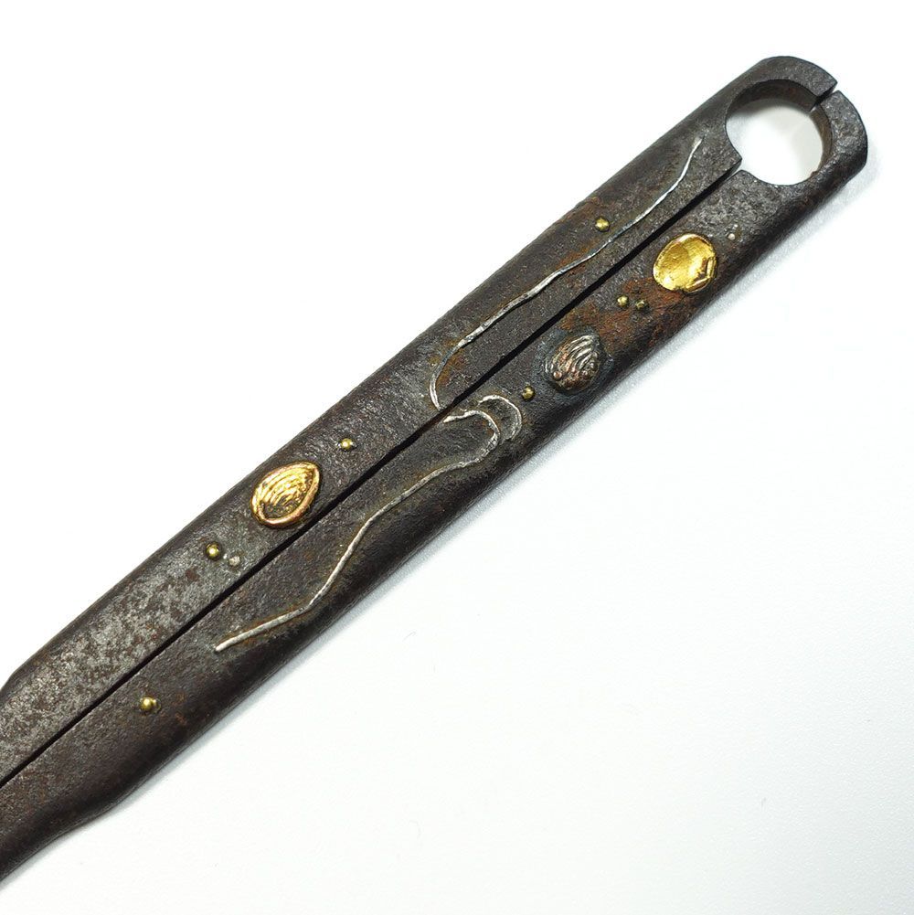 ☆肥後象嵌 鉄地貝図割笄 無銘 金銀象嵌 長さ約17.8cm 肥後拵 肥後金工