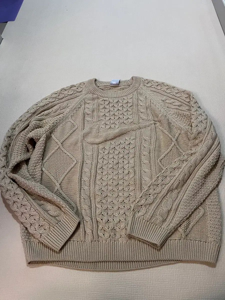 ナイキ アイボリー ケーブル ニット セーター