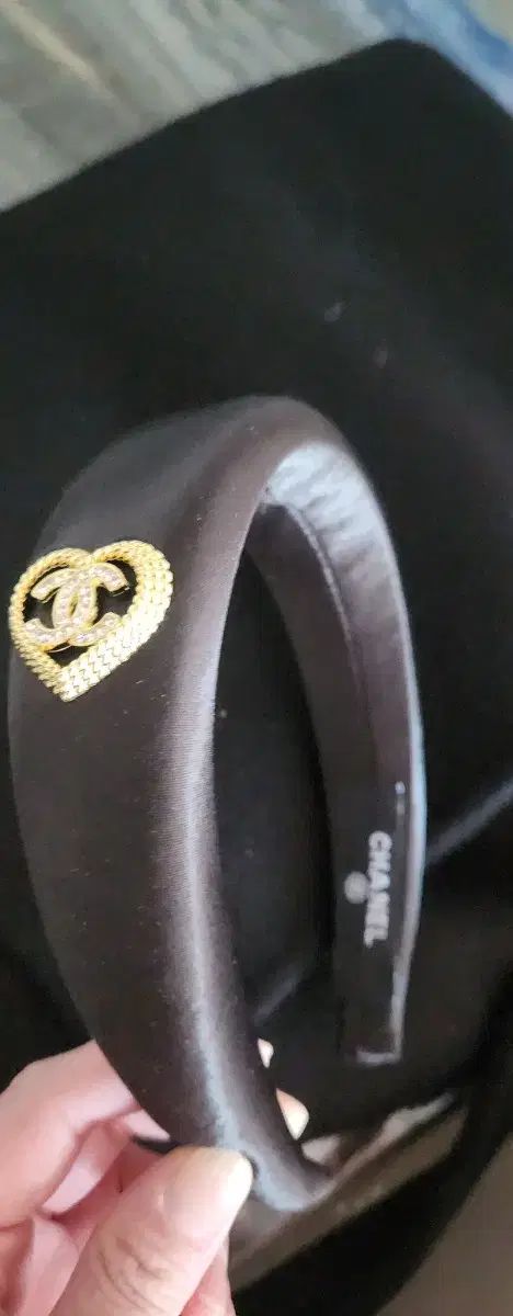 シャネル ハート ロゴ ブラック ヘアバンド