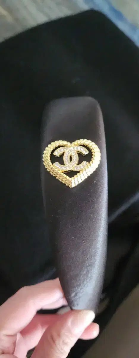 シャネル ハート ロゴ ブラック ヘアバンド