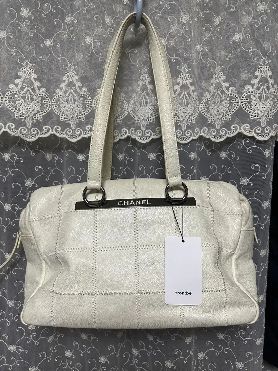 シャネル キャビア チョコバー スティッチ ボーリング ショルダーバッグ 白