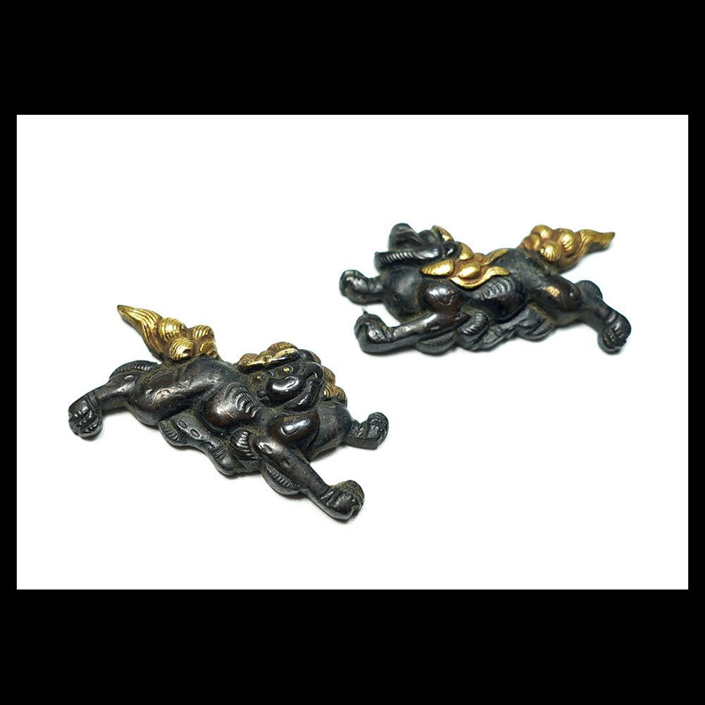 ☆時代本歌 赤銅地容彫唐獅子図目貫 無銘 高肉彫 毛彫 金色絵 細密金工