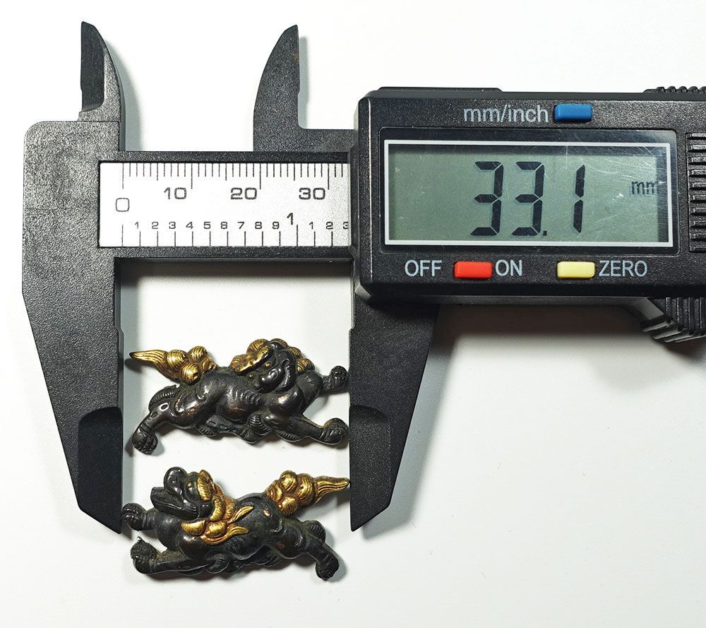 ☆時代本歌 赤銅地容彫唐獅子図目貫 無銘 高肉彫 毛彫 金色絵 細密金工